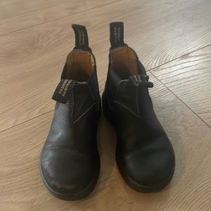Kids blundstone size 7